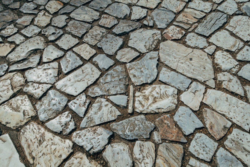 Irregular natural stone flagstone paving